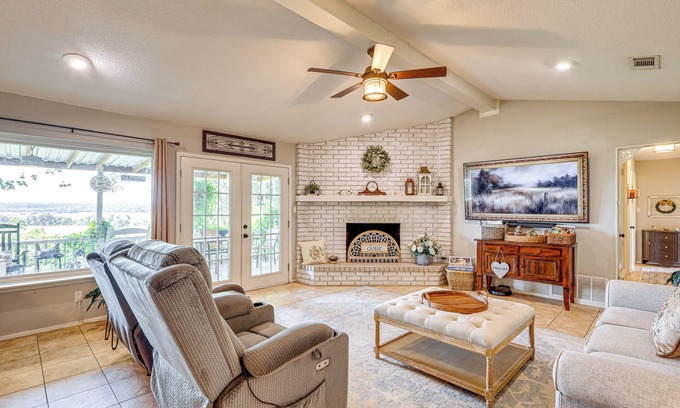 Valley Mills Casa | 3-Acre Yard + Cowboy Pool: Modern Texas Farmhouse