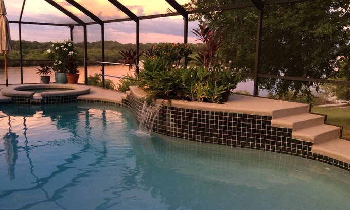 Southside Rural Community Casa | Waterfront Gorgeous 3500 SF Pool Home, 2. 5 acres en el río Little Manatee
