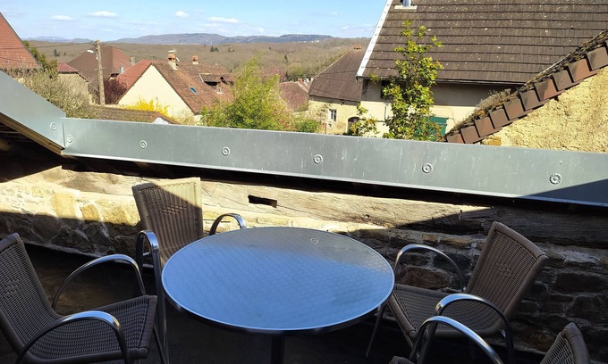 Saint-Lothain Apartamento | 3* apartment, 96m2, self-contained with terrace, 18th century winegrower's house.