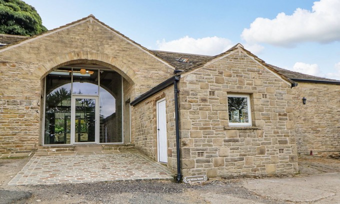 Rastrick Cabaña | 3 BARN COTTAGES, family friendly, with a garden in Norwood Green