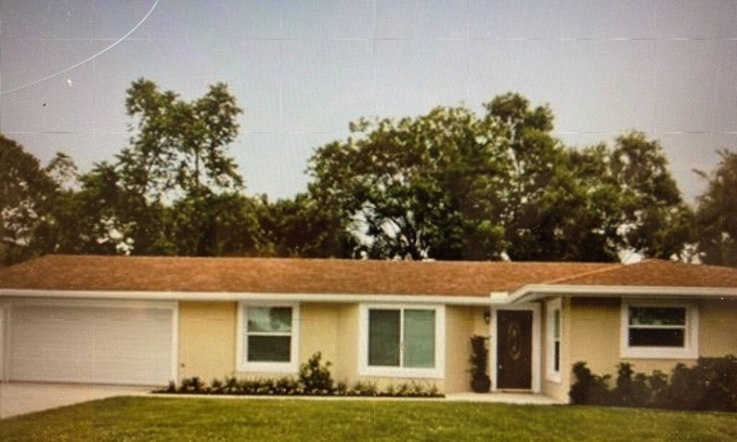 Central Naples Casa | 3 Bd/2 Ba house in Serene Naples w/community pool and close to everything