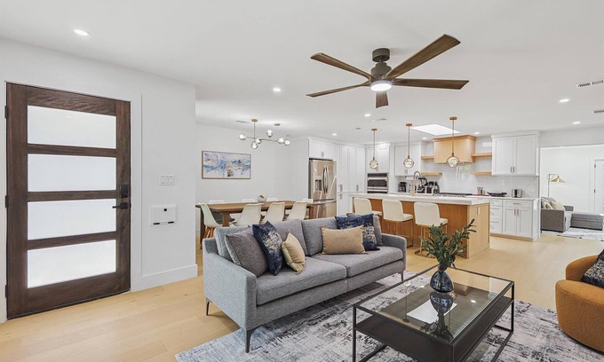 Northeast Dallas Casa | 3-BD/3-BA Bungalow ft. Backyard w/ Deck & Firepit