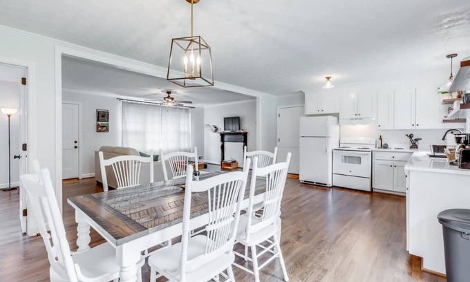 Sans Souci Casa | 3 bd, farmhouse ranch, walking distance to Furman