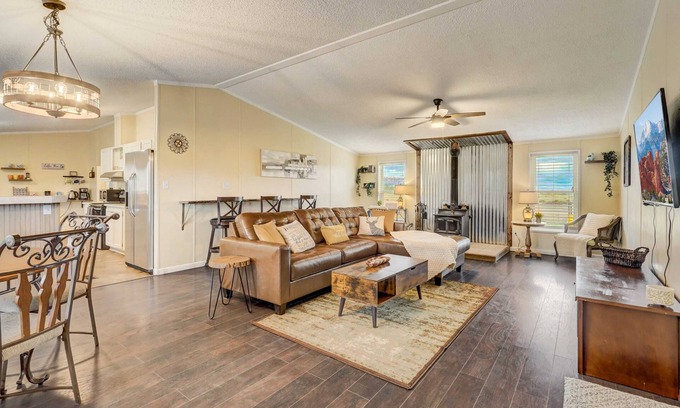 Peyton Casa | 3 BD, Poker, Pool Table, Foosball, Hot tub & more!