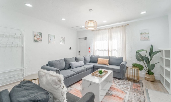 Parker Ridge Casa | 3 BD with Parking and Shared Yard - Palm Wave Says