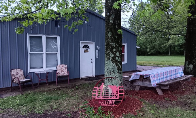 Johnston City Cabaña | 3 Bdr Getaway Hunters, Fishermen, Racers Vendors parking for your equipment!