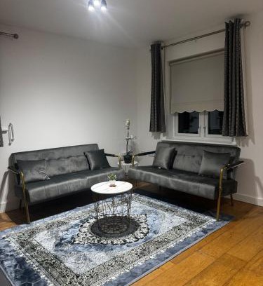 Heaton Casa | 3 BDR House for 5 or 6 pax 35 mins to Central London via Train