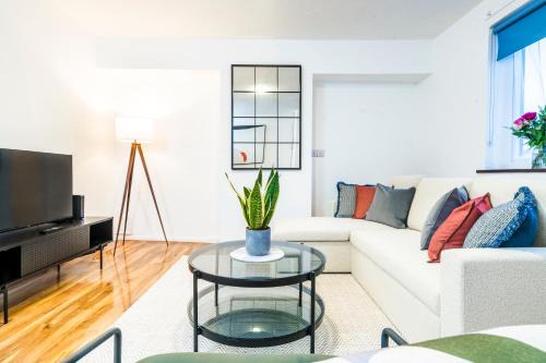 Norbiton Casa | 3 BDR House in Kingston upon Thames, London Waterloo in 30 mins