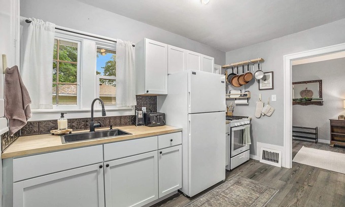 Grandville Casa | 3 Bdr House-Hot tub, fenced yard