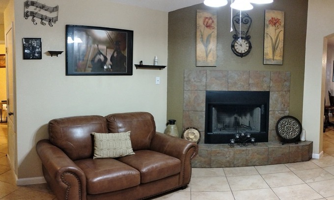 Fillmore Casa | 3 BDR - Prime spot! Mins from EVERYTHING! - CBD, Fairgrounds, City Park, airport
