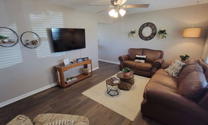 Otterbien Home Casa | 3 BDR Ranch w/ Fenced yard, laundry, garage + more