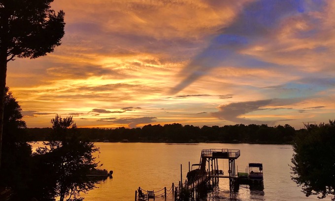 Governor's Island Casa | 3 Bdrm / 2 Bath Lakefront Bungalow with Amazing Views.