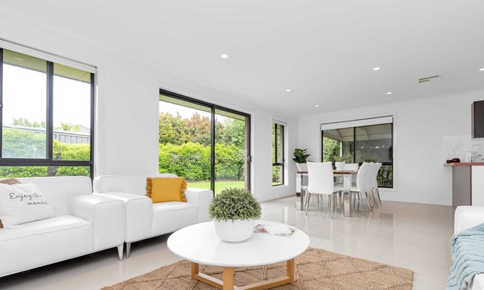 Mount Barker Casa | 3 Bdrm, 2 Bthrm House With Aircon & Outdoor Dining