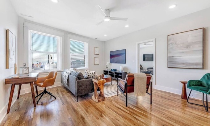 Walnut Hills Condominio | 3 Bdrm 3 Full Bath Tower View walk up