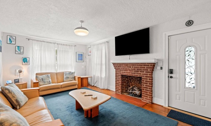 High Point Casa | Beautiful Home 1 mile from High Point University. Beautiful Home 1 mile from High Point University.