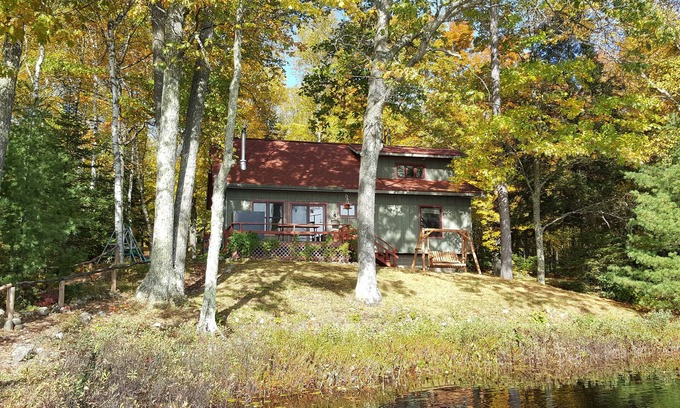 Lac du Flambeau Cabina | 3 Bdrm, Loft, 1.5 baths knotty pine cabin, handicap accessible on 55 acre lake