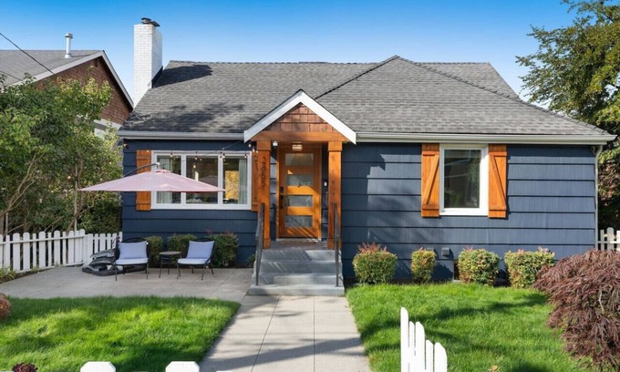 North Queen Anne Casa | 3 BDRM Luxury Craftsmen | Queen Anne | Family/Pet+
