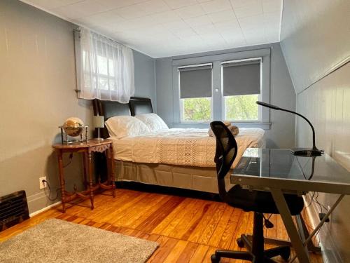 Niagara Falls Casa | 3 bdrm Niagara Falls Home Air Conditioning Hot Tub Parking