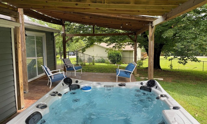Mount Vernon Casa | 3 bed-1 Bath,5 min to the lake, HotTub, bring your dogs, full fenced back yard.