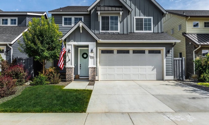 Nampa Casa | 3 bed/2.5 bath home with gym and pool access. 5 minutes from shopping + freeway