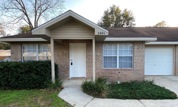 Baker Casa | 3 Bed/ 2 Bath/ 1 CG Updated Townhome
