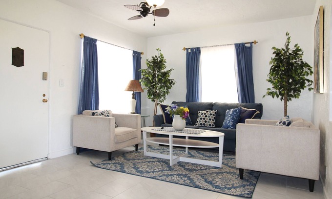 Caitlin Court Historic District Casa | 3 bed, 2 Bath Cheerful home in Historic District