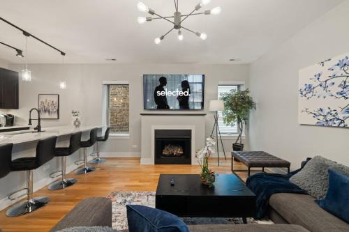 Heart of Chicago Apartamento | 3 Bed 2 Bath Chicago Retreat w Balcony & Parking