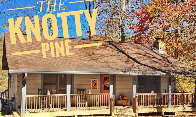 Ellijay Cabina | 3 bed/2 bath Cozy Cabin on the Coosawattee River with HotTub & Fireplace