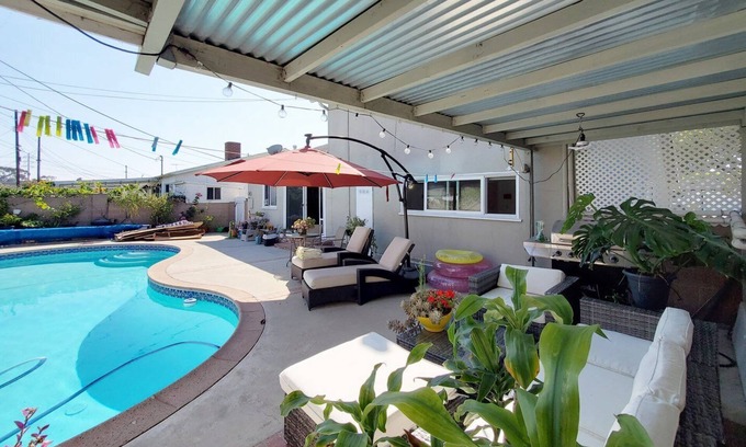 Harbor Gateway North Casa | 3 Bed/2 Bath-Dogs OK-Pool-15 min to Hermosa Beach & DTLA.