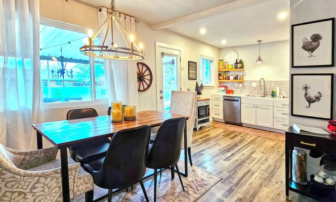 Albuquerque Casa | 3 Bed/2 Bath home sleeps 6! Near Nob Hill, UNM, Uptown Shopping & Dining + More!