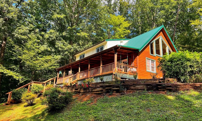 Cosby Casa | 3 Bed 2 Bath~Hot Tub~Fire Pit~Game Room~Popcorn Machine~Hammocks~Mountain Views.