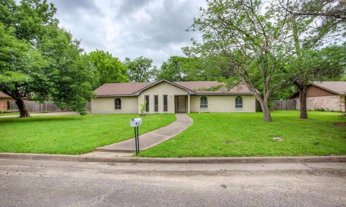 Commerce Casa | 3 bed 2 bath near the College