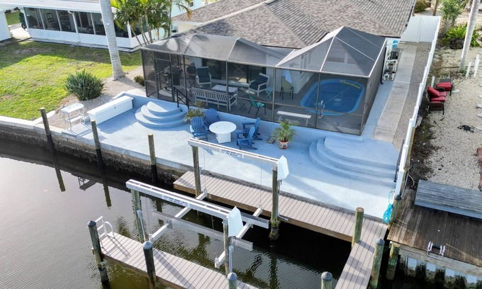 Saint James City Casa | 3 Bed 2 Bath on Deep Canal 5 minutes to channel CLEAN & NICE. New boat hoist