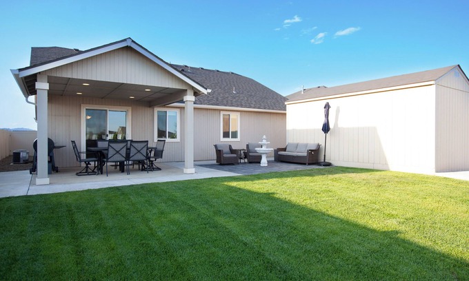 Rathdrum Casa | 3 bed / 2 bath residence nestled in a conveniently located family-friendly neighborhood.