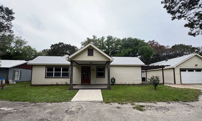 Clifton Casa | 3 bed, 2 bath walking distance from Lake Whitney and the Whitney Ridge resort!