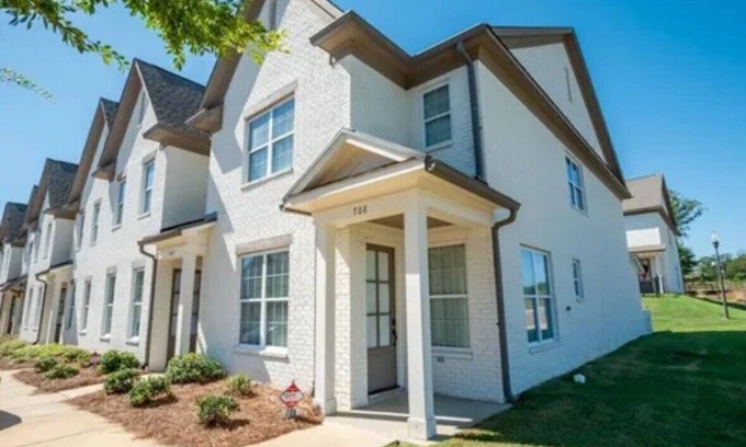 Oxford Condominio | 3 bed/3.5 bath end unit Condo in Oxford. 2 miles from the Square and Campus.