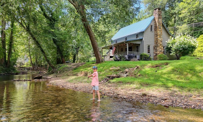 Choestoe Cabina | 3 Bed/ 3.5 Bath on the River, Firepit, Firetable, CornHole, Amazing Location!!!