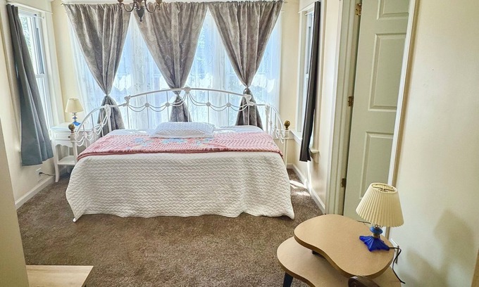 Cape Girardeau Casa | 3 Bed 3 Bath Beautiful Historic District Within Walking Downtown Cape Girardeau