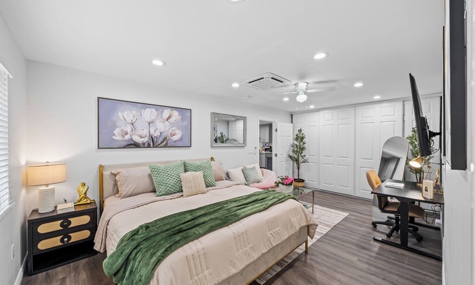 Mira Mesa Casa | 3-Bed 3-Bath, Gated Yard, King Bed, Prime Location