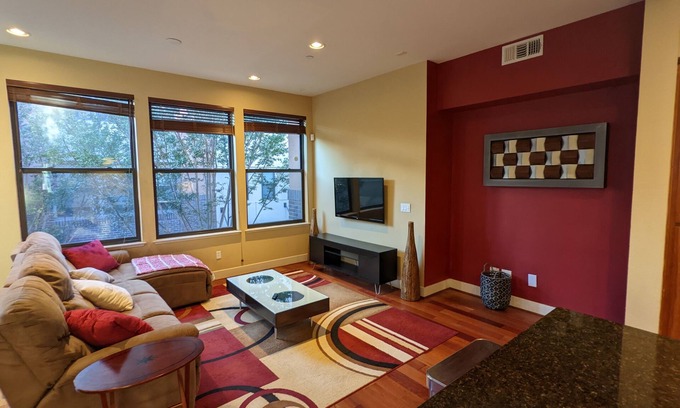 Southwest Berkeley Casa | 3 bed, 3 bath modern townhome in San Francisco Bay Area
