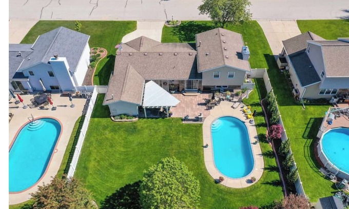 Ashwaubenon Casa | 3-Bed 3-Full Bath Sleeps 8 Walk to Lambeau