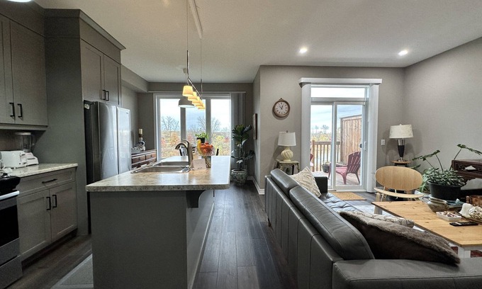 Welland Casa | 3-Bed Beauty with Scenic Backyard Views In Niagara