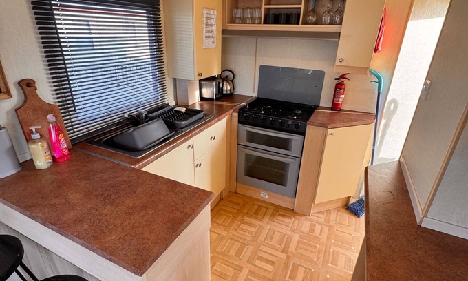 Rhyl Chalet De Esquí | 3 Bedroom, 8 Berth, Cosy Static Family Caravan