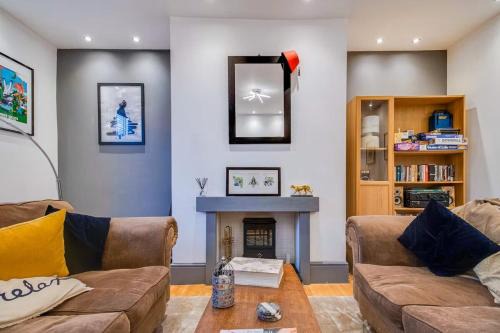 Meltham Casa | 3-Bed Countryside Cottage, Family & Pets , Sleeps 5
