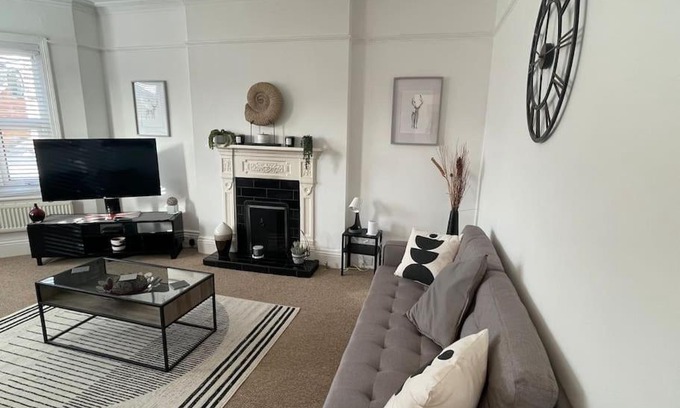 Westbourne Apartamento | 3 bed flat+parking- by beaches