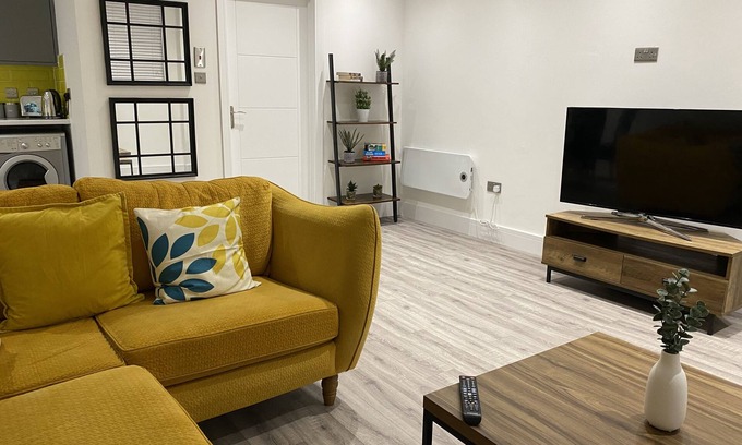 Cwmbrwla Apartamento | 3 Bed Flat - Sleeps 6 - Parking - Wifi