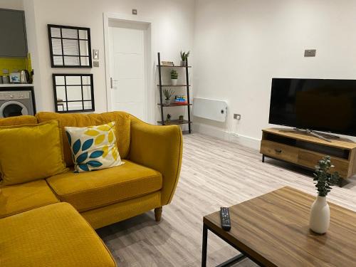 Cwmbrwla Apartamento | 3 Bed Flat - Sleeps 6 - Parking - Wifi