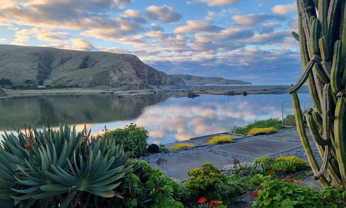Birdlings Flat Casa | 3-bed gem in Birdlings Flat with stunning lake & ocean views – a rare retreat!