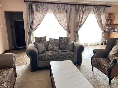 Emalahleni Casa | 3 Bed Holiday Home