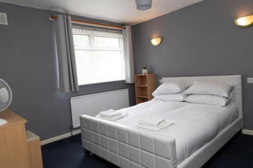Chadderton Casa | 3 bed home sleeps 8 people located 1 min from train stop - Otley Terrace